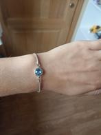 Zilverkleurige armband met blauw bedeltje, Ophalen of Verzenden, Nieuw, Blauw, Staal