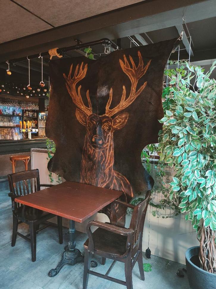 Hert op koeienhuid, Huis en Inrichting, Woonaccessoires | Wanddecoraties, Zo goed als nieuw, Ophalen of Verzenden