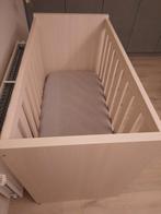 Kinderbedje met nachtkastje, Kinderen en Baby's, Kinderkamer | Complete kinderkamers, Ophalen of Verzenden, Zo goed als nieuw