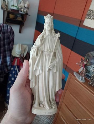 Oud gipsen beeldje gesigneerd door Jezus Christus de koning beschikbaar voor biedingen