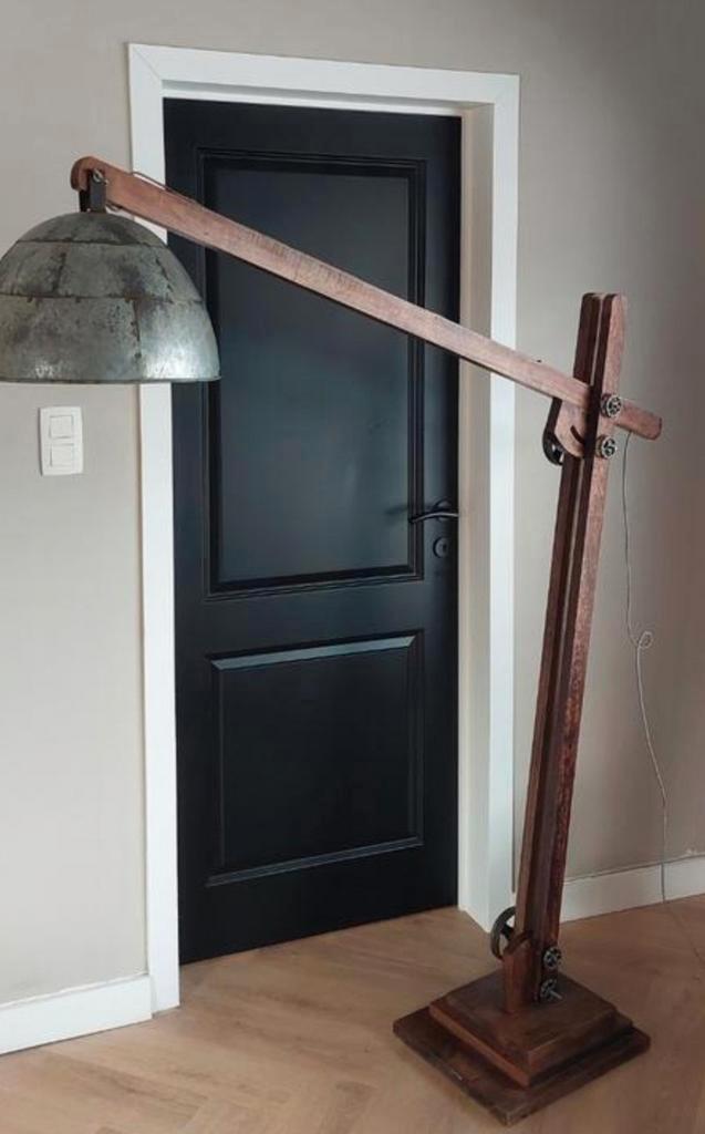 Stoere industriële staande lamp., Huis en Inrichting, Lampen | Vloerlampen, Zo goed als nieuw, Ophalen