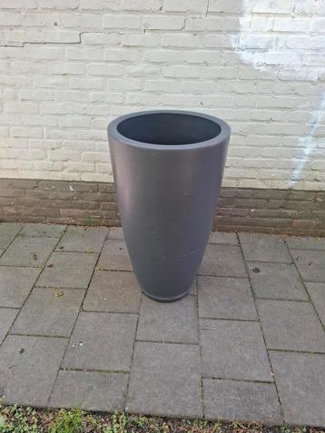 Stevige ronde grijs  kunstof bloempot 1 m 50 hoog beschikbaar voor biedingen