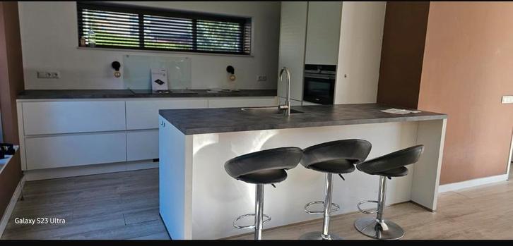 Hoogwaardige complete keuken — eiland + Bora + Quooker, Huis en Inrichting, Keuken | Complete keukens, Zo goed als nieuw, Wit