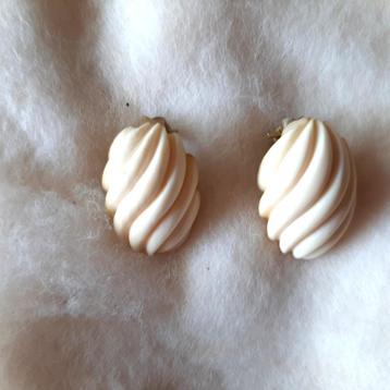 Te koop: Twee paar ivoren antieke oorbellen met clips. beschikbaar voor biedingen