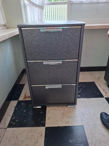 Bureau kastje of laden kastje beschikbaar voor biedingen