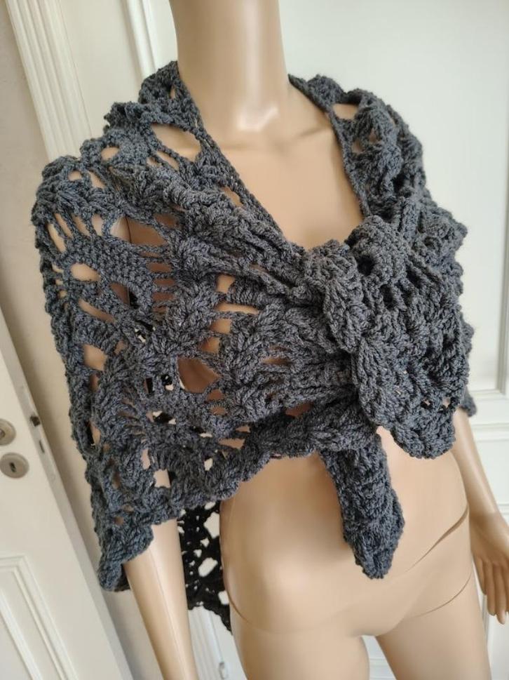Gehaakte skull shawl , sjaal , wrap , doodshoofd, Kleding | Dames, Mutsen, Sjaals en Handschoenen, Sjaal, Verzenden