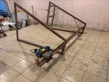 Elektrische lier met katrol en frame beschikbaar voor biedingen