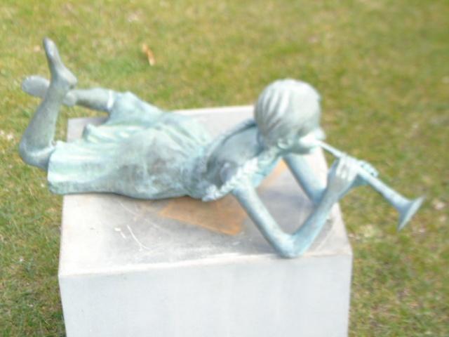 bronzen beeld van een meisje met trompet, uitverkocht!, Tuin en Terras, Tuinbeelden, Nieuw, Overige typen, Overige materialen