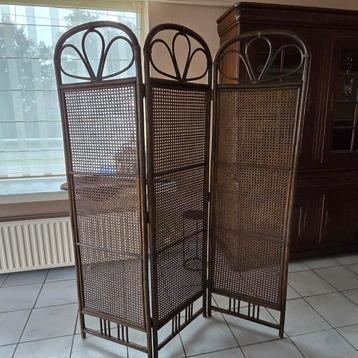 Vintage rotan kamerscherm beschikbaar voor biedingen
