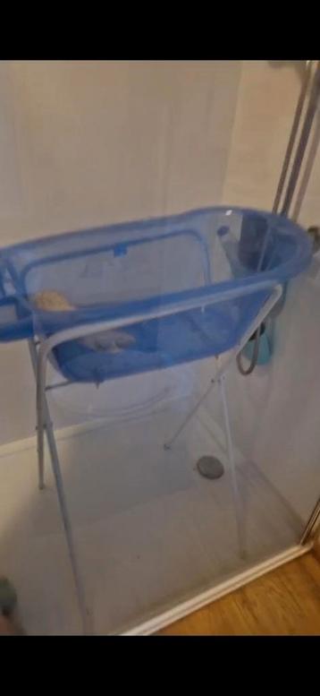 Baby bad met standaard  beschikbaar voor biedingen