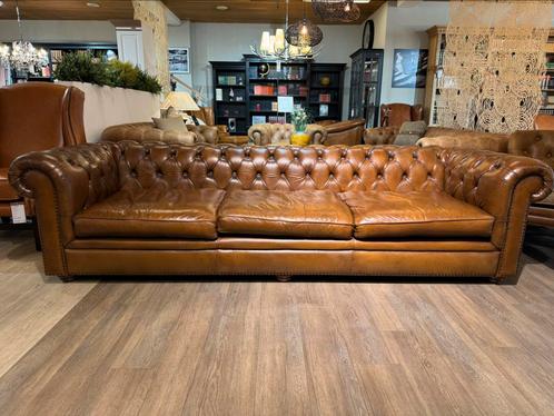Stoere XL industriële Chesterfield 4 zits zetel Cognac Bruin, Antiek en Kunst, Antiek | Meubels | Stoelen en Sofa's, Ophalen of Verzenden