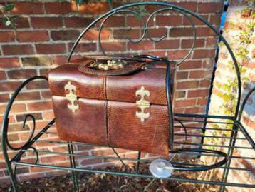 Antiek lederen dokterstasje met stethoscoop beschikbaar voor biedingen