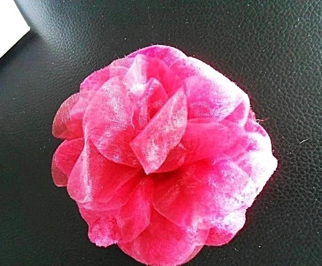 AVON: Bloemvormige stoffen broche, Handtassen en Accessoires, Broches, Nieuw, Rood, Ophalen of Verzenden