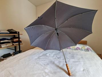 Stevige grote paraplu – diameter 125 cm beschikbaar voor biedingen