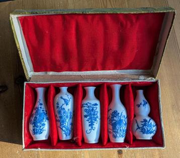 Chinese vaasjes 5 in mooie doos beschikbaar voor biedingen