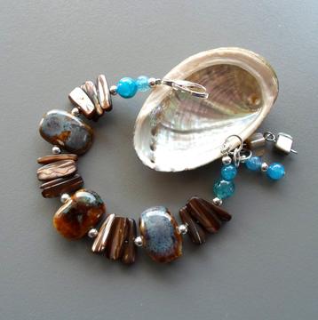Handgemaakte armband voor dames in blauwe agaat en keramiek beschikbaar voor biedingen