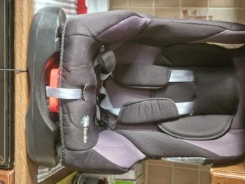 Autostoel + gratis groen babystoeltje om in bad te zetten beschikbaar voor biedingen