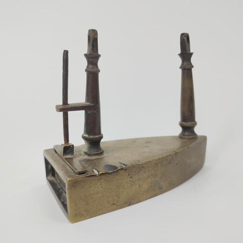 Klein antiek koperen strijkijzer uit het begin van de 18e ee, Antiek en Kunst, Antiek | Naaimachines, Ophalen of Verzenden