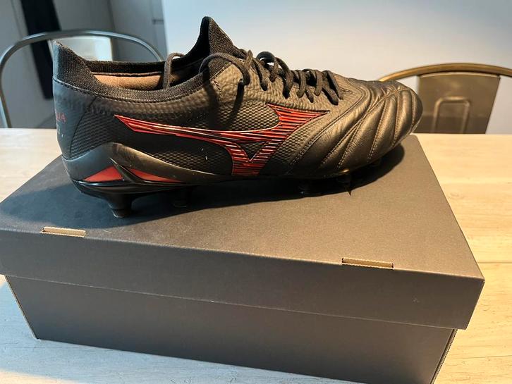 Mizuno morelia neo 4 beta made in japan (mij) zwart-rood s44, Kleding | Heren, Schoenen, Zo goed als nieuw, Sportschoenen, Zwart