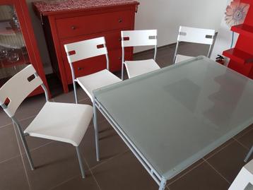 Glazen tafel met 4 stoelen