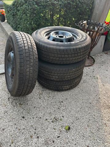Winterbanden op velgen Falken beschikbaar voor biedingen