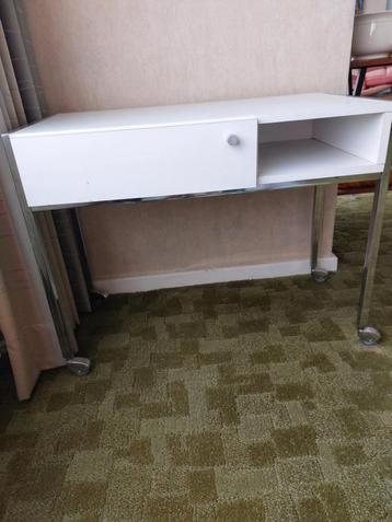 Vintage klein meubel (TV meubel) eind jaren 60 beschikbaar voor biedingen