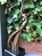 bronzen sculptuur vrouw die duif los laat abstract, Ophalen of Verzenden