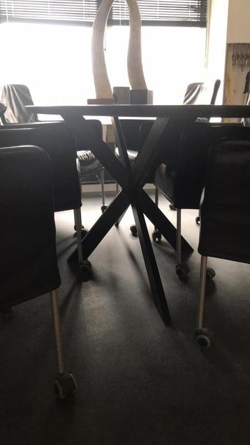 Table de salle à manger ovale  disponible aux enchères