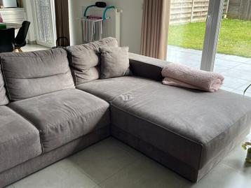 comfortabel hoeksalon voor het hele gezin beschikbaar voor biedingen