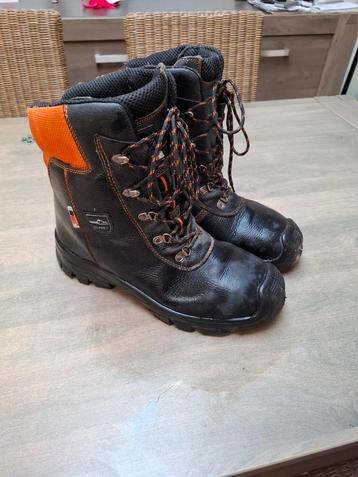 Kettingzaag schoenen maat 47 - 48,  veiligheidsschoenen beschikbaar voor biedingen