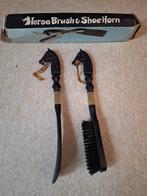 Schoentrekker & borstel met paardenkop, Enlèvement