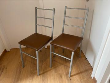 2 stoelen met alu frame disponible aux enchères