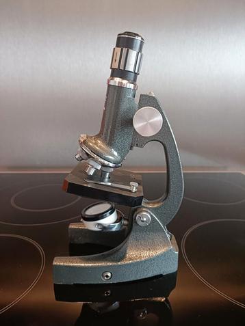 Petit Microscope BRIRZ 50X - 900X. De 1970 boîte papiers. disponible aux enchères