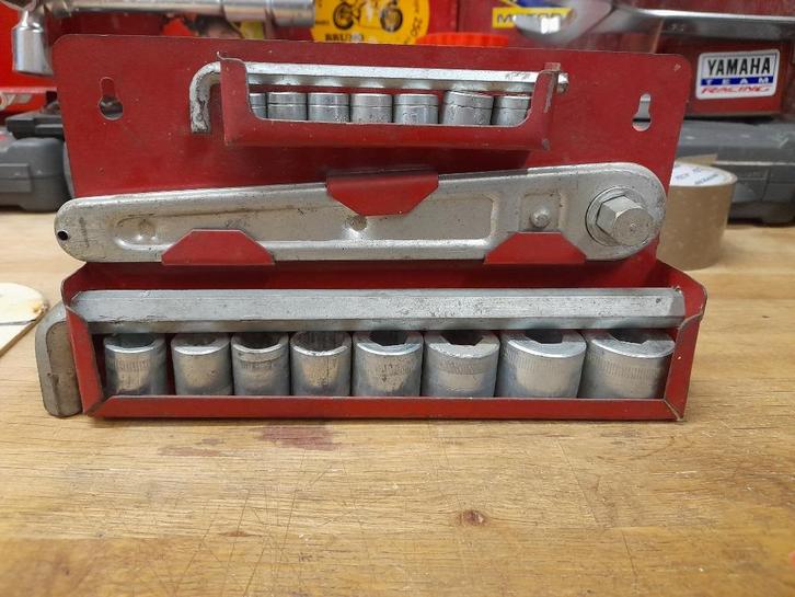 oude wanddoos met ratelsleutel met doppen, Doe-het-zelf en Bouw, Gereedschap | Handgereedschap, Gebruikt, Verzenden