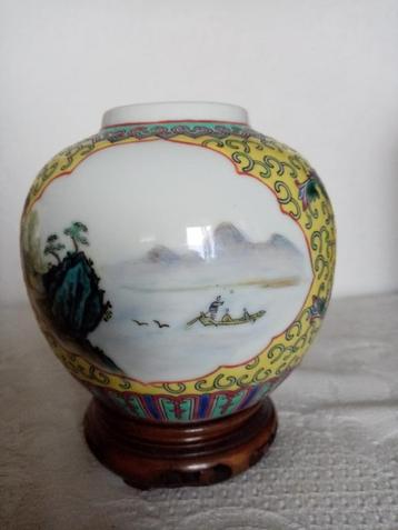 Vase/jar  "Mun shou" en  porcelaine Chinoise 70s  9.50cm