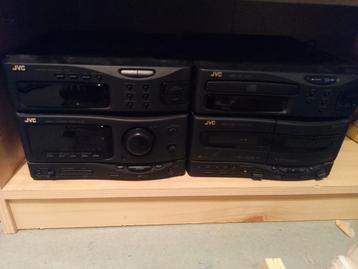 Retro stereo JVC met boxen op ministatief beschikbaar voor biedingen