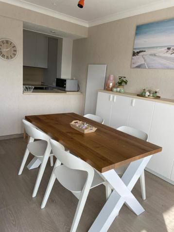 Houten tafel met metalen kruispoten beschikbaar voor biedingen