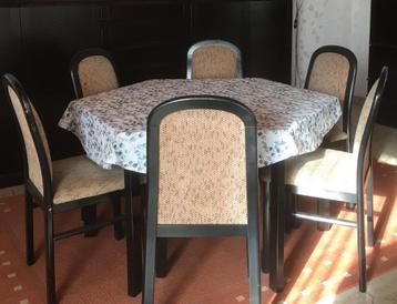 Eetkamer bestaande uit eettafel + 6 stoelen, wegens verhuis beschikbaar voor biedingen