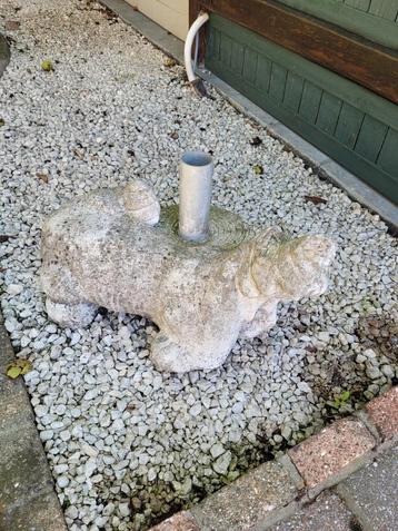 Betonnen parasolvoet met plassend hond beschikbaar voor biedingen