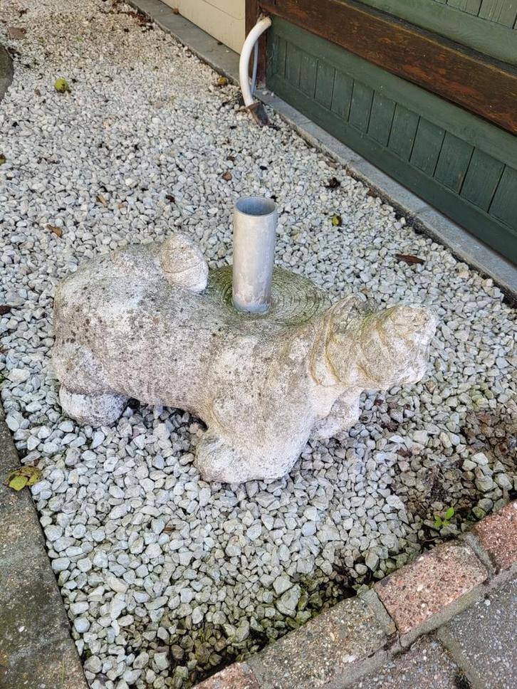 Betonnen parasolvoet met plassend hond, Tuin en Terras, Parasols, Gebruikt, Parasolvoet, Verstelbaar, Waterdicht, Ophalen