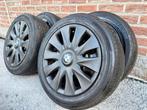 Jantes + enjoliveurs noirs BMW serie 1 - Pneus été 195 55 16, Ophalen, Gebruikt, 16 inch, Banden en Velgen