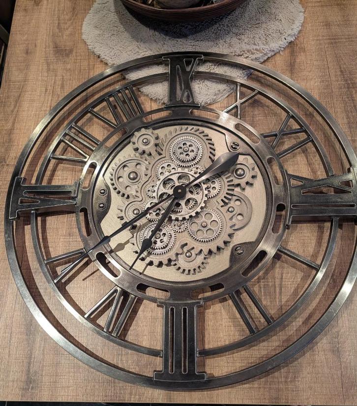 Très grande horloge murale en métal (lourde), Huis en Inrichting, Woonaccessoires | Klokken, Gebruikt, Wandklok, Ophalen