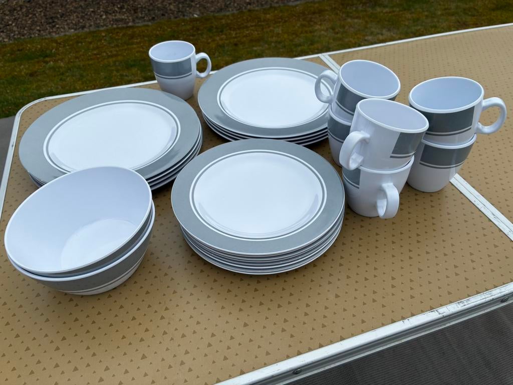 Servies in melamine – compleet set (25 stuks), Caravans en Kamperen, Kampeeraccessoires, Gebruikt, Ophalen