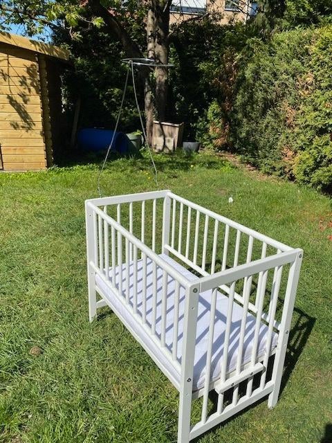 mooie, witte houten wieg met staander voor hemel met matras, Kinderen en Baby's, Ophalen, Zo goed als nieuw, Wieg