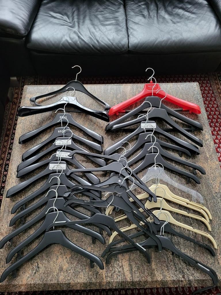 Des porte-manteaux tous ensemble pour 5 euros, Vêtements | Femmes, Cintres, Enlèvement ou Envoi