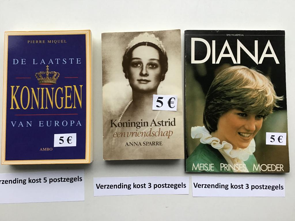3 boekjes van bekende "Koninginnen" aan 5 euro, Verzamelen, Koningshuis en Royalty, Ophalen of Verzenden, Zo goed als nieuw