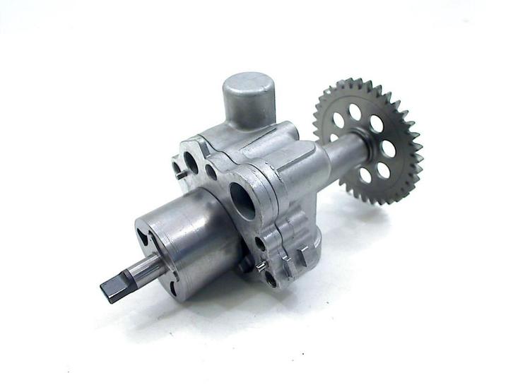 OLIEPOMP Suzuki M 1800 Intruder (M1800) (01-1970/-), Motoren, Onderdelen | Suzuki, Gebruikt