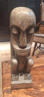 Houten beeld man in hurkzit, Ophalen of Verzenden, Handgemaakt, 20 - 50 cm, Beeld