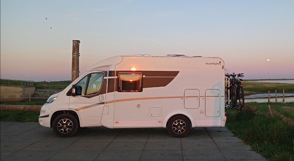 Sunlight V60, Caravanes & Camping, Camping-cars, Siège de train, Sunlight, Réfrigérateur, Boîte manuelle