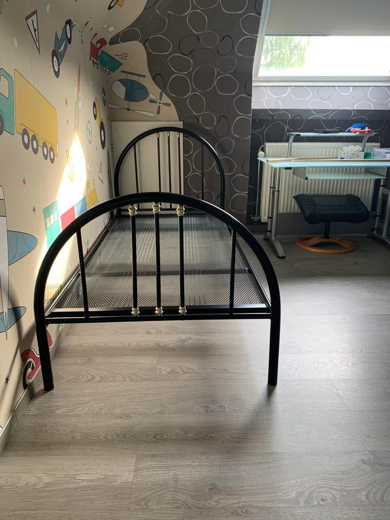1 persoonsbed metalen frame, Huis en Inrichting, Slaapkamer | Bedden, Ophalen, Zo goed als nieuw